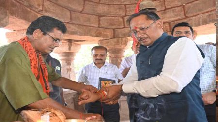 कवर्धा के फणिनागवंशी राजाओं द्वारा नागर शैली में निर्मित हैं मुख्यमंत्री ने शिवमंदिर, शिव व हनुमान मंदिर के किए दर्शन