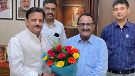 उप मुख्यमंत्री शुक्ल ने मीडिया सलाहकार ताहिर अली को 40वीं वैवाहिक वर्षगाँठ पर दी शुभकामनाएँ