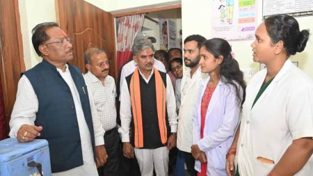 मुख्यमंत्री ने संस्थागत प्रसव को प्रोत्साहित करने के दिए निर्देश, मरीजों से मिलकर स्वास्थ्य सेवाओं की गुणवत्ता का लिया जायजा