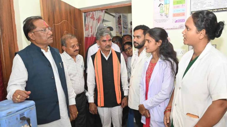 मुख्यमंत्री ने संस्थागत प्रसव को प्रोत्साहित करने के दिए निर्देश, मरीजों से मिलकर स्वास्थ्य सेवाओं की गुणवत्ता का लिया जायजा