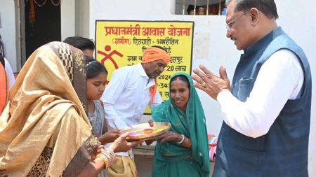 पीएम आवास योजना की हितग्राही अमरौतीन साहू के अतिथि बने मुख्यमंत्री