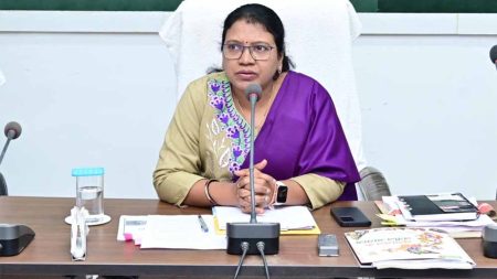 जनदर्शन में प्राप्त आवेदनों की जांच एवं परीक्षण कर तत्काल निराकृत करने कलेक्टर ने दिए निर्देश