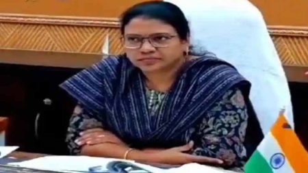 खरीफ फसलों की तैयारी के तहत किसानों से खाद-बीज का कराएं उठाव: कलेक्टर