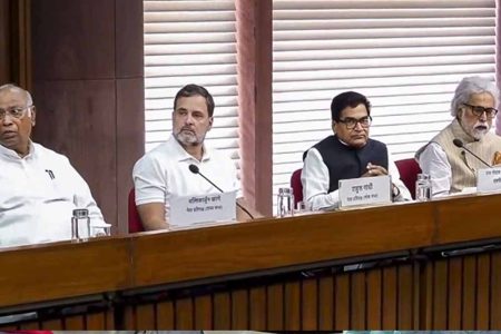सर्वदलीय बैठक में मल्लिकार्जुन खड़गे ने सरकार से कहा है कि जो काम कर रहे हैं, करते रहिए