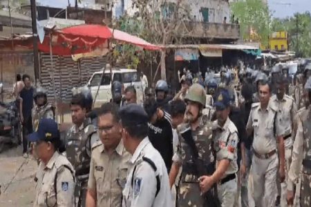 उज्जैन में युवती का अश्लील वीडियो बनाने के आरोप में सात आरोपियों का पुलिस ने जुलूस निकाला