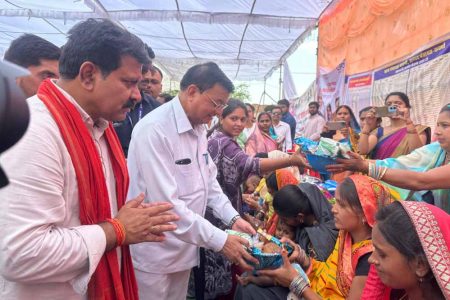 उप मुख्यमंत्री विजय शर्मा और प्रभारी मंत्री लखनलाल देवांगन ने लाभार्थियों से जाना योजनाओं का असर