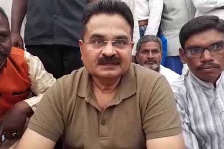 रिटायर्ड आईएफएस अधिकारी आजाद सिंह डबास ने आम आदमी पार्टी से इस्तीफा दिया