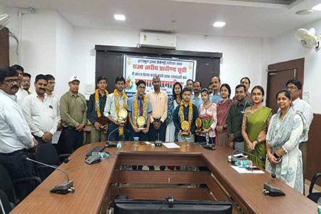 सीहोर :जिले में अच्छे अंक लाने वाले विद्यार्थियों को कलेक्टर ने किया सम्मानित