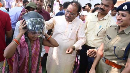 मुख्यमंत्री विष्णु देव साय ने चौपाल में अपने हाथों से दो युवाओं को पहनाया हेलमेट