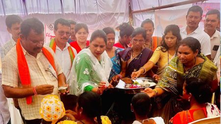 महिला आयोग सदस्य दीपिका सोरी पहुंची समाधान शिविर