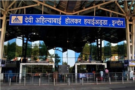 देवी अहिल्या एयरपोर्ट पर हंगामा, फ्लाइट टेकऑफ नहीं होने से फूटा लोगों का गुस्सा