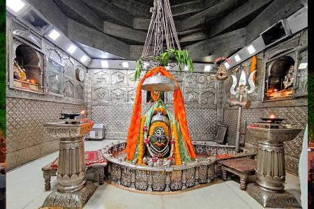 बाबा महाकाल के सुलभ दर्शन का जरिया बनी चलित भस्मारती, बैठने वालों की संख्या अब कम होगी