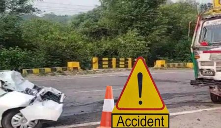 हावेरी जिले में दर्दनाक हादसा, कार-ट्रक की टक्कर में 6 की मौत, 2 घायल