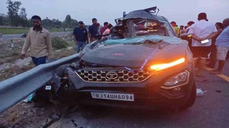 लखनऊ-आगरा एक्सप्रेसवे पर दर्दनाक हादसा, कंटेनर में भिड़ी कार, तीन की मौत, एक घायल