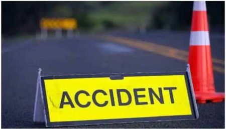 बस और ट्रक में भीषण टक्कर, एक बच्चे समेत 3 लोगों की मौत
