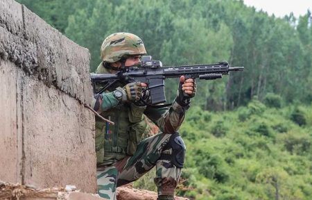 J-K के शोपियां में आतंकियों और सुरक्षाबलों के बीच मुठभेड़, 1 आतंकी ढेर