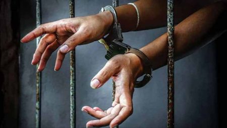 दो राइफल-32 गोलियां सहित कुख्यात शराब माफिया जयकांत दो बाउंसरों-दो चालकों के साथ गिरफ्तार