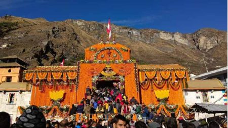 भगवान बद्रीनाथ के पट आज खुलेंगे, बदरीनाथ की मूर्ति की लंबाई 1 मीटर है