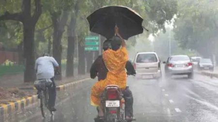 दिल्ली में फिर बदला मौसम, कई इलाकों में धूल भरी आंधी और बारिश, मौसम विभाग ने जारी किया येलो अलर्ट