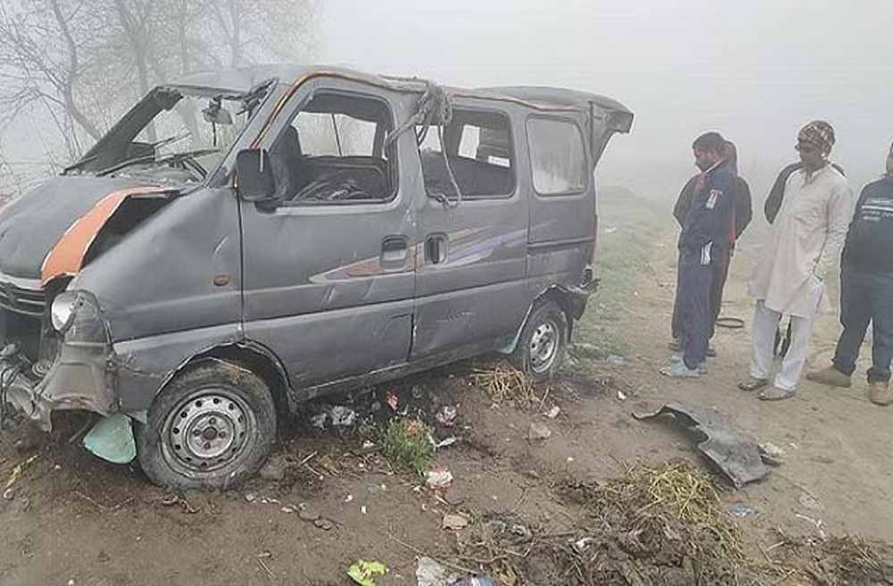 नेशनल हाईवे पर तेज रफ्तार कैंटर से टकराई ईको, गाड़ी के उड़े परखच्चे, दो लोगों की मौत और कई हुए घायल 1 bhidant1