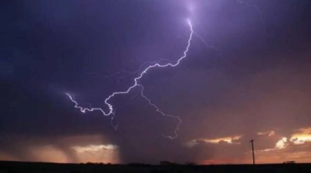 आकाशीय बिजली से झुलसे 3 बच्चे, दो की हालत गंभीर