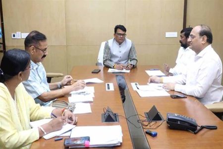 विभाग की जनकल्याणकारी योजनाओं के लिए आवंटित बजट का शत-प्रतिशत करें उपयोग : मंत्री चौहान