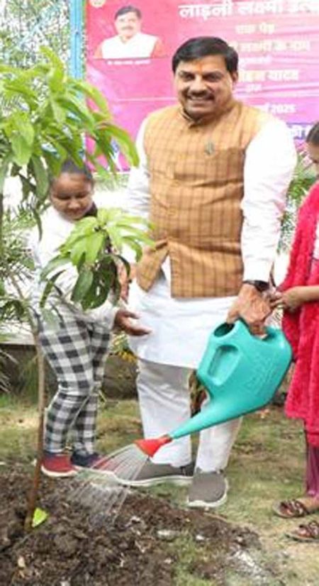 मुख्यमंत्री ने एक पेड़ लाड़ली लक्ष्मी के नाम अभियान में स्टेट हैंगर में लगाए पौधे
