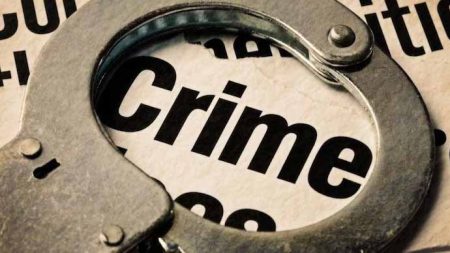 महिलाओं को निशाना बनाने वाले दो बदमाश, मुठभेड़ के बाद पुलिस हिरासत में
