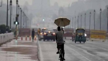 तेज हवा और बारिश से दिल्ली-NCR में बदला मौसम, इस दिन भी दिख सकता है उलटफेर
