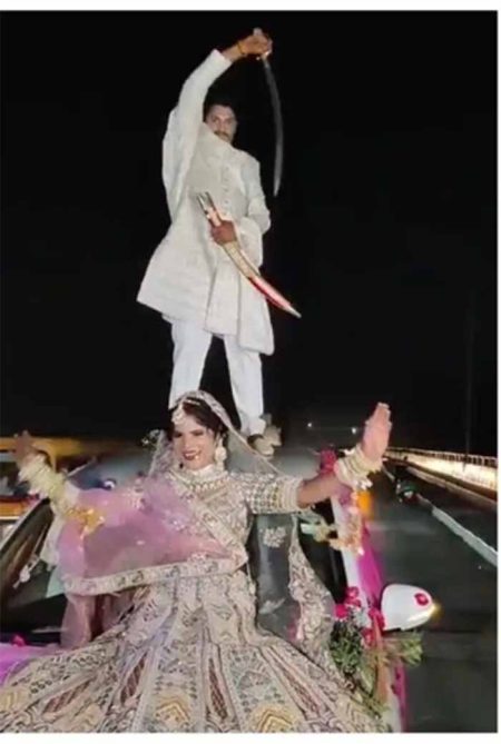 ग्वालियर में तानसेन ओवरब्रिज पर कार पर दुल्हे का स्टंट, बोनट पर दुल्हन का डांस, अब पुलिस पड़ी पीछे