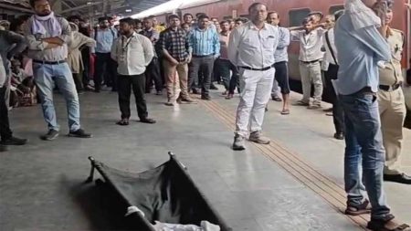 एक्सप्रेस ट्रेन के शौचालय में युवक ने लगाई फांसी, फंदे पर लटकता मिला, एक घंटे खड़ी रही ट्रेन, मृतक की नहीं हुई पहचान