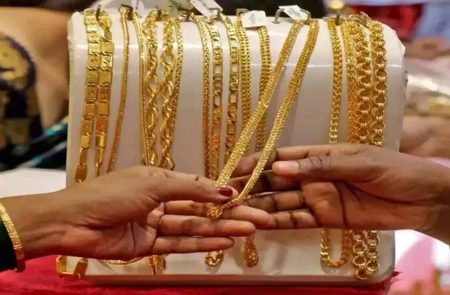 भारत-पाक में तनाव के बीच सोने-चांदी के भाव में आज बड़ी गिरावट, ₹1402 सस्ता हुआ Gold