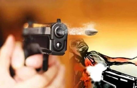 सरकारी जमीन को लेकर दो पक्षों के बीच फायरिंग होने की घटना सामने आई, गोली लगने से एक की मौत
