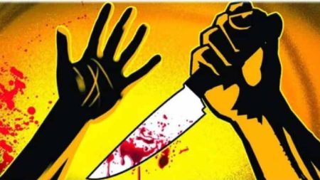 स्कूल परिसर में चाकू गोदकर युवक की हत्या