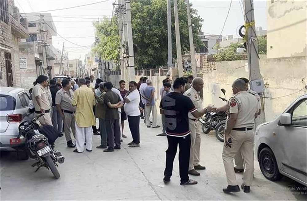 पति गया था काम पर, वापस लौटा तो देखा पत्नी ने फांसी का फंदा लगाकर की आत्महत्या 1 har 7