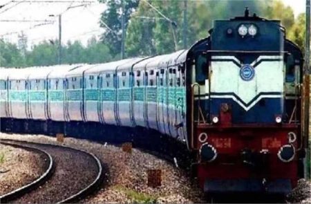 भारत और पाकिस्तान के बीच बढ़ते तनाव के बीच सुरक्षा को लेकर रेलवे ने बड़ा फैसला लिया, ट्रेनों पर लगाई ब्रेक