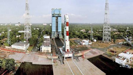 इसरो का 'जासूसी सैटेलाइट' लॉन्च के लिए तैयार, बादलों के पार देखने की क्षमता, रात में भी रखवाली