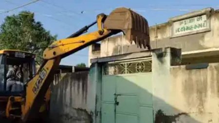 गुजरात में 'पाकिस्तानी लिंक' वाले मौलाना के मदरसे पर चला दिया बुलडोजर, पुलिस ने लिया ऐक्शन
