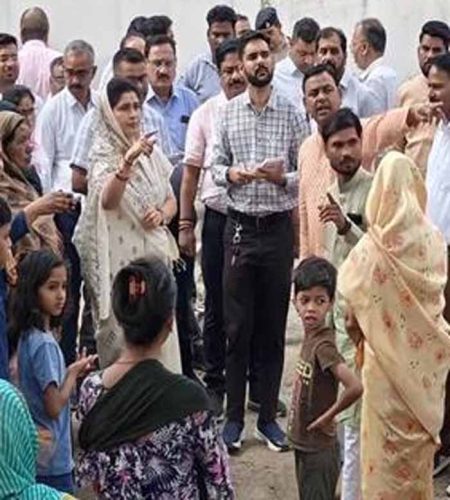 राज्यमंत्री गौर ने गोविंदपुरा क्षेत्र की बस्तियों में भ्रमण कर रहवासियों की समस्याएं सुनीं