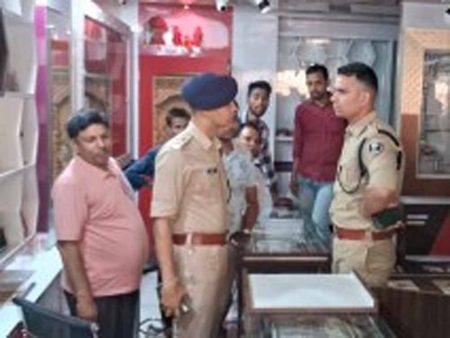 बदमाशों ने 15 लाख रुपए के आभूषण और नकद की चोरी की, पुलिस मामले की छानबीन में जुटी