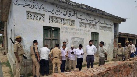पीलीभीत में भी एक मदरसा अवैध पाए जाने के बाद उसे तोड़ने का आदेश दिया, ये मदरसा तालाब की जमीन पर बना था