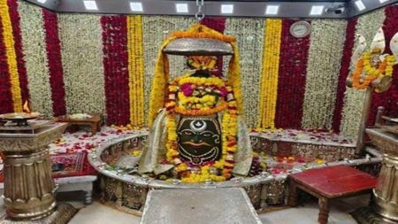 अब महाकाल मंदिर में भस्म आरती के समय सीमित होगी भक्तों की संख्या