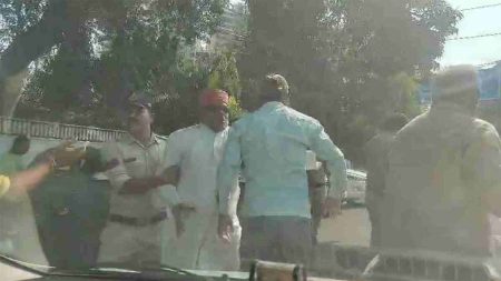 मध्यप्रदेश में अब उप मुख्‍यमंत्री जगदीश देवड़ा के बंगले पर कालिख पोतने जा रहे थे कांग्रेस नेता मनोज शुक्‍ला, गिरफ्तार