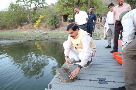 निरीक्षण कर वन्य प्राणियों के रखरखाव और पर्यटन विकास की ली जानकारी