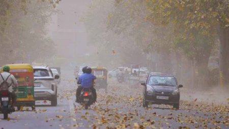 दिल्ली-एनसीआर में मौसम के मिजाज में बदलाव, हवा चलने के साथ-साथ आसमान में बादल छाए हुए है, बारिश के आसार