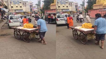घायल बुजुर्ग को ठेले से पहुंचाया अस्पताल, समय पर नहीं मिली एंबुलेंस, स्वास्थ्य सुविधाओं की खुली पोल!