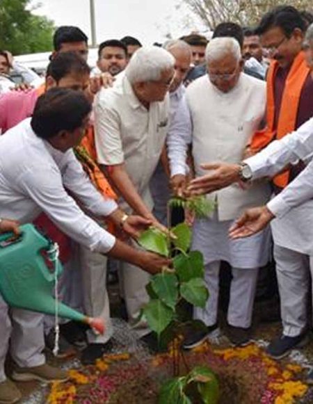 वर्तमान समय में मौसम के बदलते स्वरूप के लिए पेड़ लगाना अत्यंत आवश्यक है: राज्यपाल पटेल