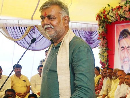 मंत्री पटेल ने अलीराजपुर जिले के छापरी ग्राम में भामची नदी के उदगम स्थल का विधिवत पूजन किया