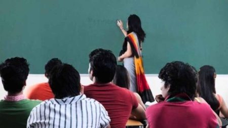 ऑपरेशन सिंदूर पर टिप्पणी करना प्रोफेसर को पड़ा भारी, महिला आयोग ने प्रोफेसर को पेश होने का दिया आदेश