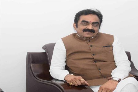 निर्माण कार्यों में लापरवाही पर अधिकारियों एवं ठेकेदारों पर कार्यवाही के निर्देश